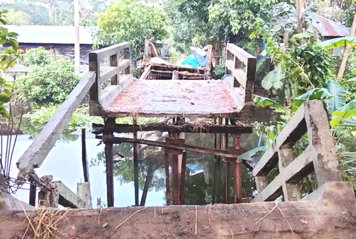 বরিশালের আগৈলঝাড়ায় ব্রিজ ধসে পড়ায় ভোগান্তিতে ৩ গ্রামের মানুষ