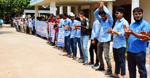 বরিশালে ১২ দফা দাবি আদায়ে পল্লী বিদ্যুতের কর্মকর্তা-কর্মচারীদের কর্মবিরতি পালন