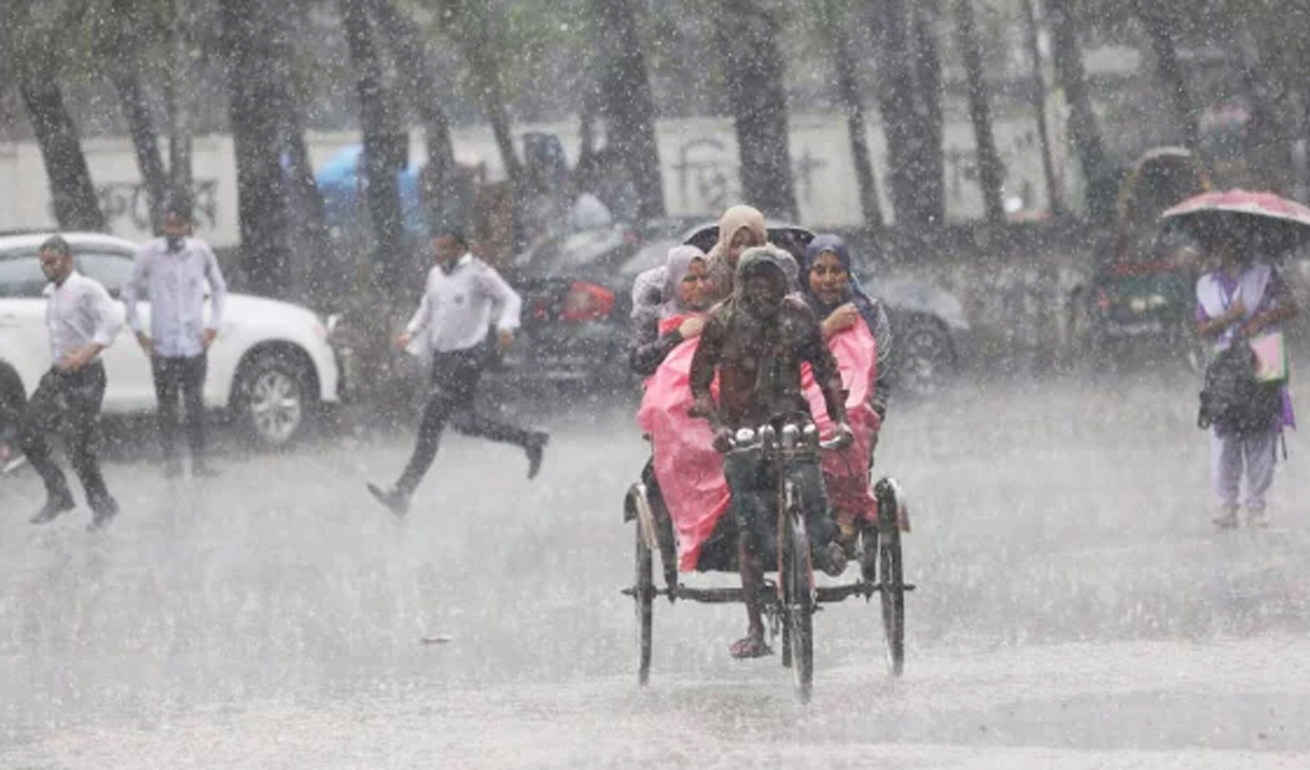 ঢাকাসহ সব বিভাগে বৃষ্টির আভাস, কমবে তাপমাত্রা