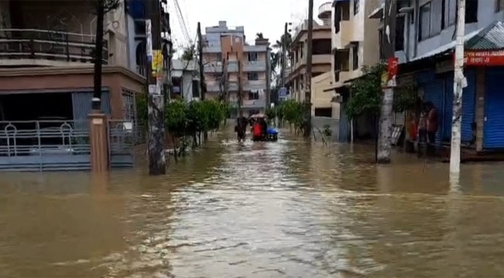 ভারী বর্ষণে সিলেট নগরের উপশহরের প্রধান সড়কসহ প্রায় ৯০ ভাগ এলাকা প্লাবিত হয়েছে।