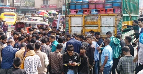 বরিশাল নথুল্লাবাদে ট্রাকের চাপায় পিষ্ট হলেন মা, বেঁচে গেল কোলে থাকা শিশু