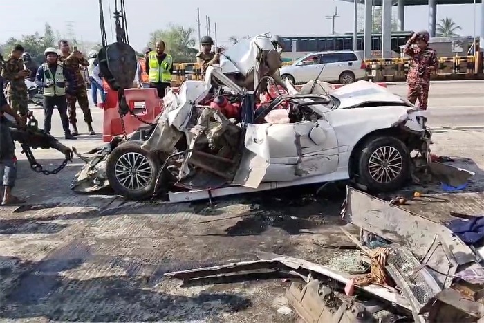 এক্সপ্রেসওয়েতে প্রাইভেটকারে বাসের ধাক্কায়, প্রাণ গেল ৫ জনের