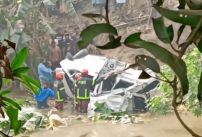 ফরিদপুরে ঢাকাগামী ট্রেনের ধাক্কায় পুকুরে মাইক্রোবাস, নিহত ৫