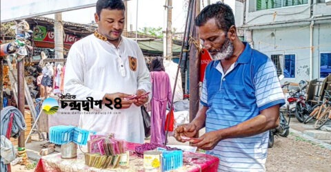 বরিশালে ঈদকে সামনে রেখে নতুন টাকা বেচাকেনার অন্যরকম বাজার