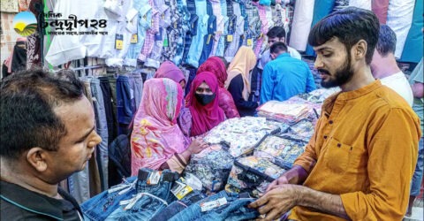 বরিশালে ঈদ কেনাকাটায় জমে উঠেছে পোশাক বাজার