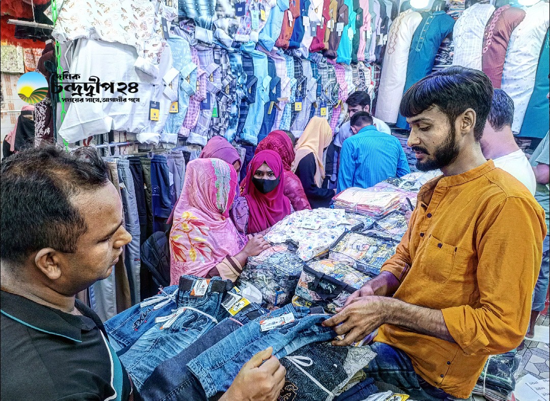 বরিশালে ঈদ কেনাকাটায় জমে উঠেছে পোশাক বাজার