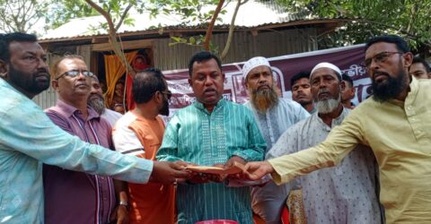 শহীদ হৃদয় পরিবারকে নগদ এক লক্ষ টাকা আর্থিক সাহায্য প্রদান পৌর ও উপজেলা বিএনপি