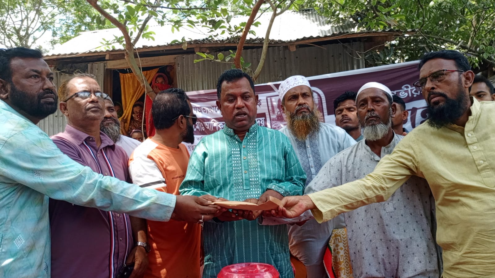 শহীদ হৃদয় পরিবারকে নগদ এক লক্ষ টাকা আর্থিক সাহায্য প্রদান পৌর ও উপজেলা বিএনপি