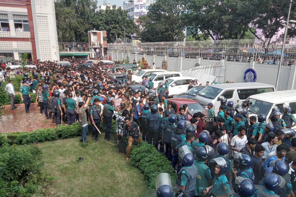 সচিবালয় থেকে শিক্ষার্থীদের সরিয়ে দিল আইন-শৃঙ্খলা বাহিনী