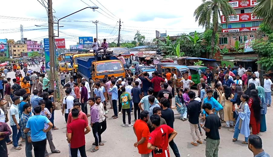 ৬ দফা দাবিতে বরিশালে শিক্ষার্থীদের মহাসড়ক অবরোধ