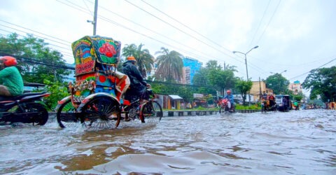 বরিশালে টানা বর্ষনে বিভিন্ন সড়কে হাঁটু পানি