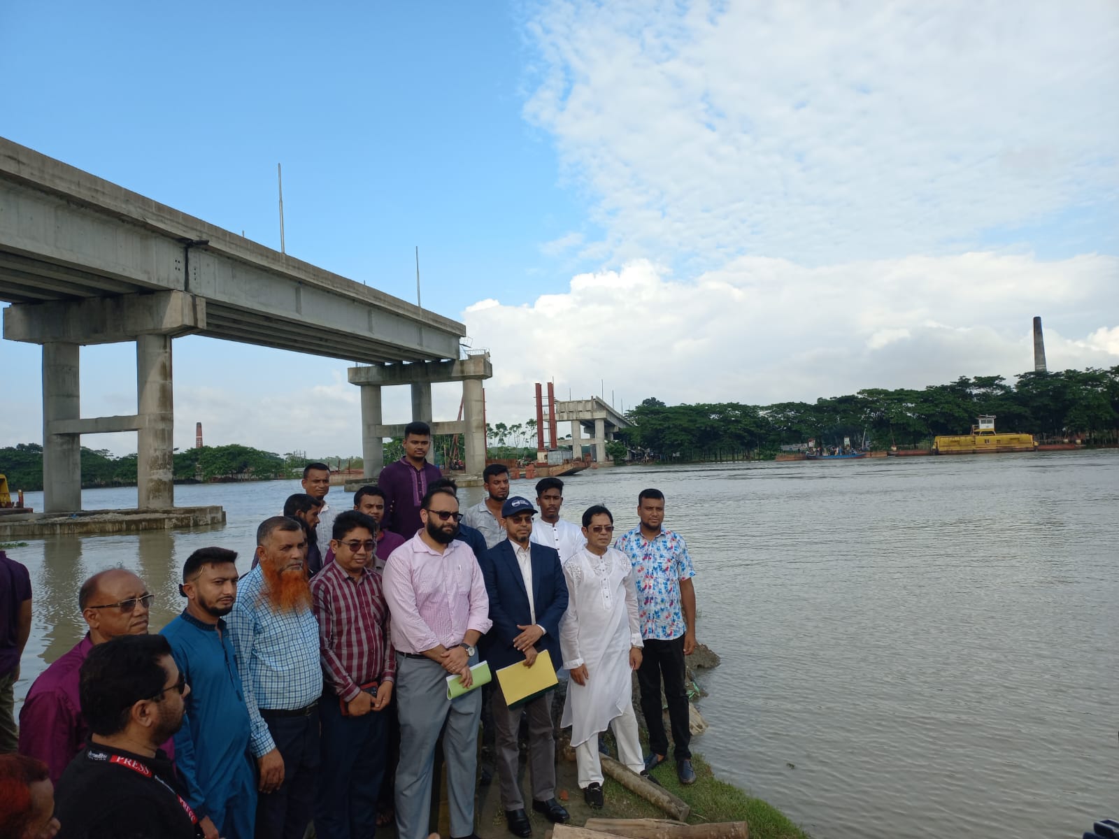 স্থানীয়দের বিক্ষোভ, দ্রুত কাজ সম্পন্নের নির্দেশ বরিশালের অসমাপ্ত নেহালগঞ্জ সেতু নির্মাণকাজ পরিদর্শনে প্রধান উপদেষ্টার কার্যালয়ের সচিব