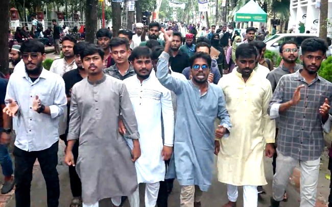 বরিশালে বাকসু নির্বাচনের দাবীতে বিএম কলেজে শিক্ষার্থীদের বিক্ষোভ