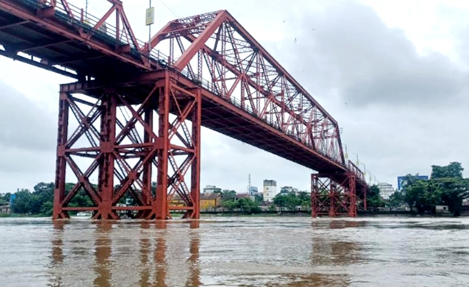 সিলেটে চোখ রাঙাচ্ছে বন্যা,বিপৎসীমা ছাড়িয়েছে সুরমা নদীতে