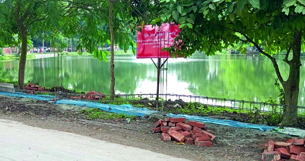 বরিশালে খাঁচায় বন্দি ডিসি লেক