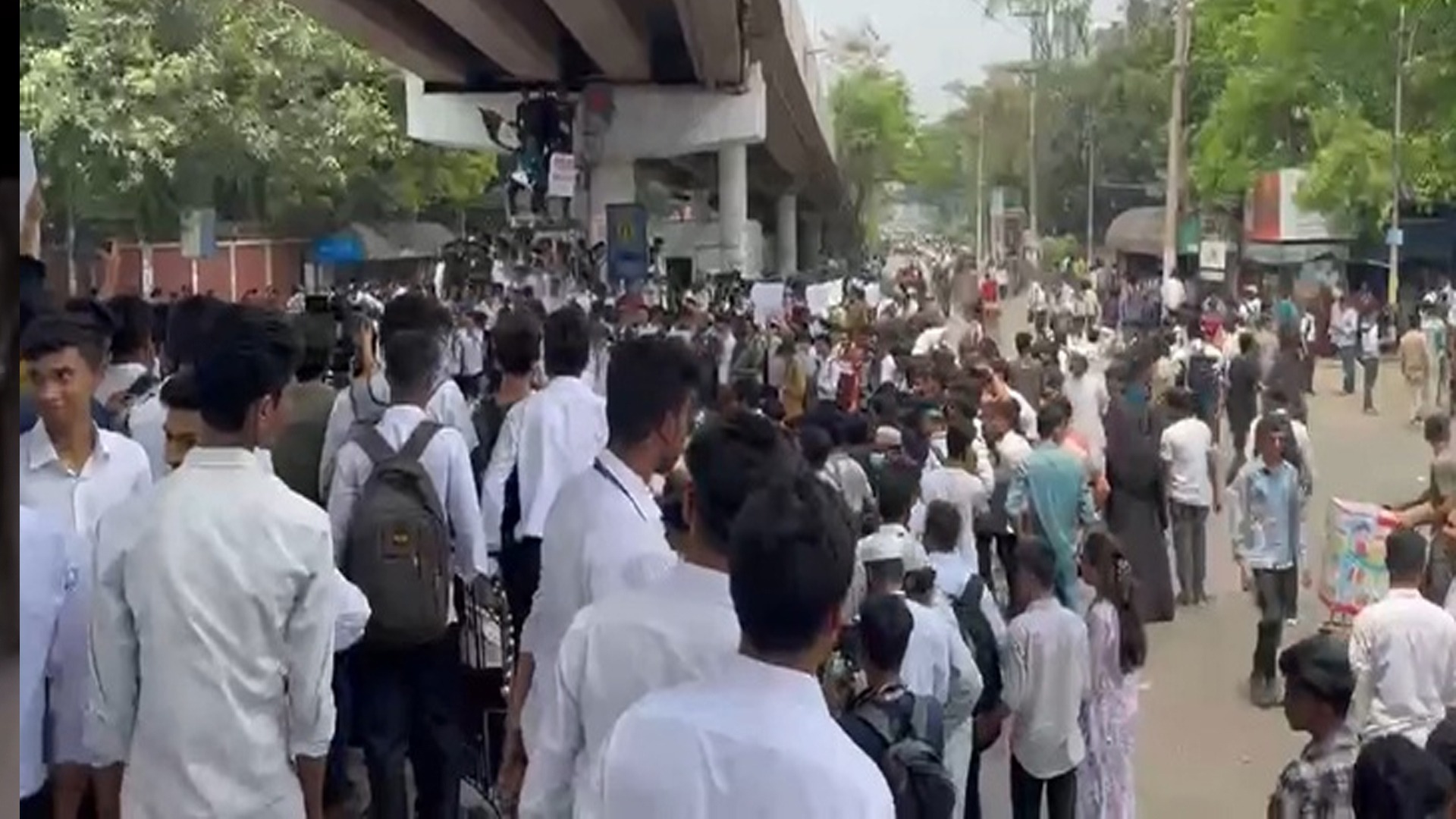 সাতরাস্তা মোড়ে কারিগরি শিক্ষার্থীদের সড়ক অবরোধ