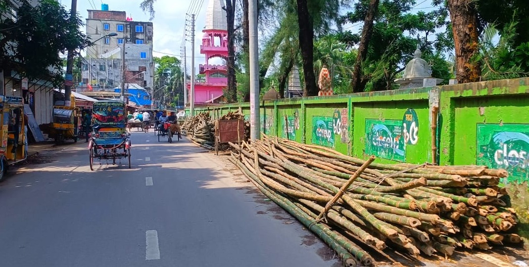 বরিশাল নগরীর সড়কে অবৈধ দখলে রমরমা বাঁশের ব্যবসা