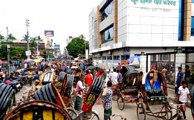 নগরীতে ব্যাটারী চালিত রিকশা বন্ধ করার দাবিতে বিক্ষোভ