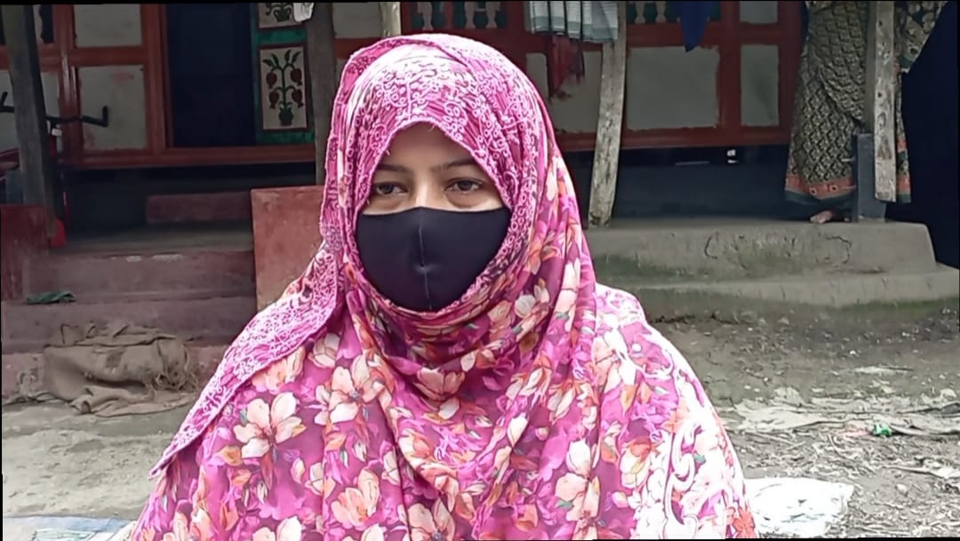 বাউফলে স্ত্রীর স্বীকৃতির দাবিতে প্রেমিকের বাড়িতে যুবতীর অনশন