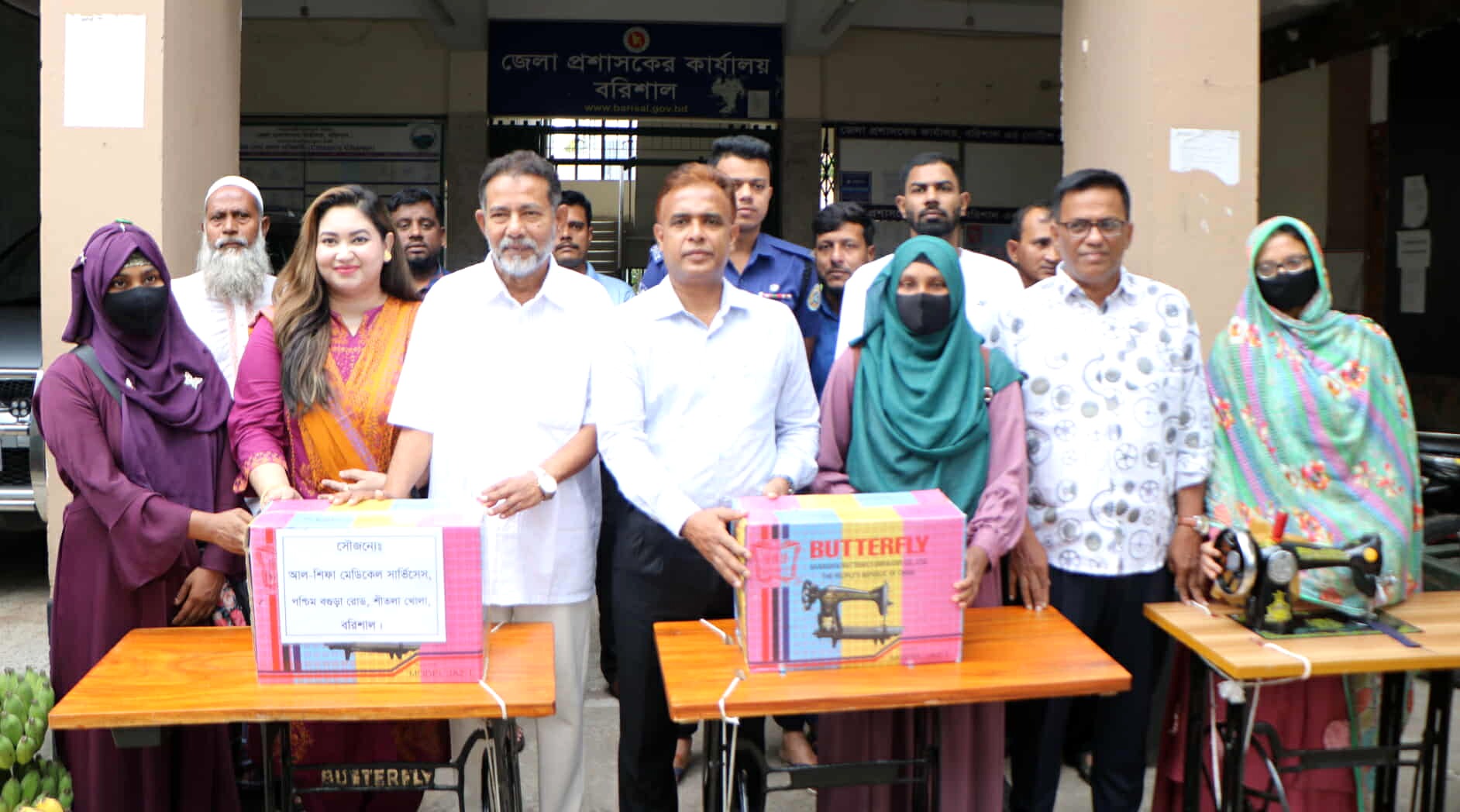 বরিশালে অসহায় পরিবারের মাঝে সেলাই মেশিন ও উপকরণ বিতরণ করেন জেলা প্রশাসক