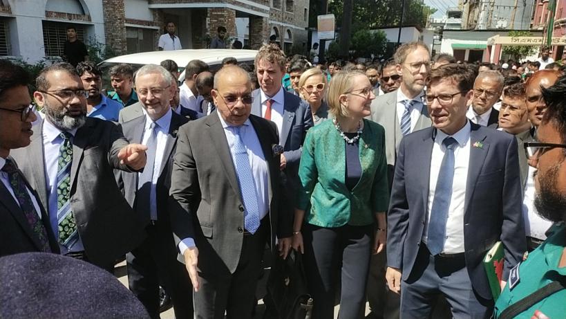 বরিশালে ইউএনডিপির প্রতিনিধি দল নিয়ে প্রধান বিচারপতির আদালত পরিদর্শন