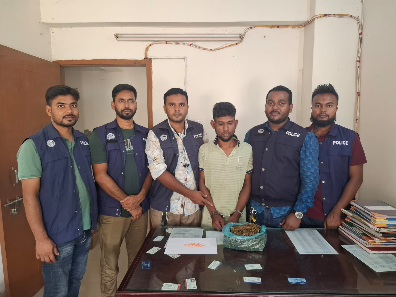 কাজিরহাটে মাদকসম্রাট অলিউল্লাহু অলিল মৃধা ৪২ পিস ইয়াবা ৪৫০ গ্রাম গাঁজা সহ গ্রেফতার।