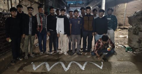 দুর্ঘটনা এড়াতে স্পিড ব্রেকারে রঙ করলেন দুই তরুণের সচেতনতামূলক উদ্যোগ