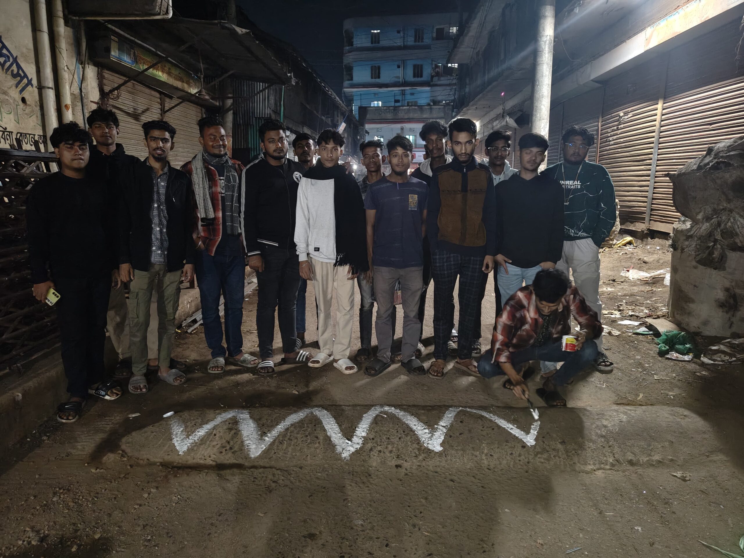 দুর্ঘটনা এড়াতে স্পিড ব্রেকারে রঙ করলেন দুই তরুণের সচেতনতামূলক উদ্যোগ