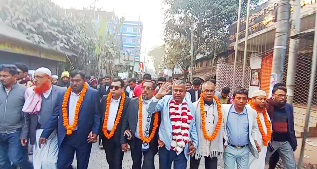 বাউফলে বিএনপি নেতা হুমায়ুন কবিরকে ফুলেল সংবর্ধনা