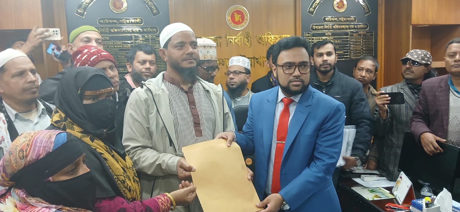 বাউফলে জুলাই শহীদ পরিবারকে সঙ্গে নিয়ে মনোনয়ন জমা দিলেন ড. শফিকুল ইসলাম মাসুদ