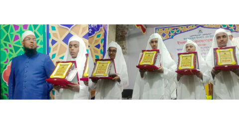০৫ জন কুরআনের হাফেজকে পাগড়ি পড়িয়ে সম্মাননা