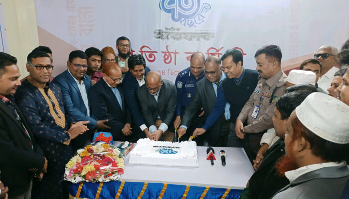 বরিশালে বর্ণাঢ্য আয়োজনে ইত্তেফাকের প্রতিষ্ঠাবার্ষিকী উদযাপন