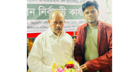 বরিশাল-৫ আসনে ধানের শীষের বিজয়ী মজিবুর রহমান সরোয়ারকে ফুলেল শুভেচ্ছা