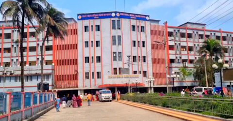 বরিশাল শেরেবাংলা মেডিকেল কলেজ হাসপাতালে ভুল ইনজেকশনে রোগীর মৃত্যু।